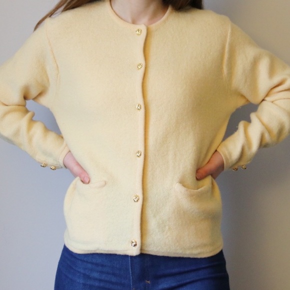 Vintage Cream Sweater with Gold Buttons & Pockets - Picture 6 of 6